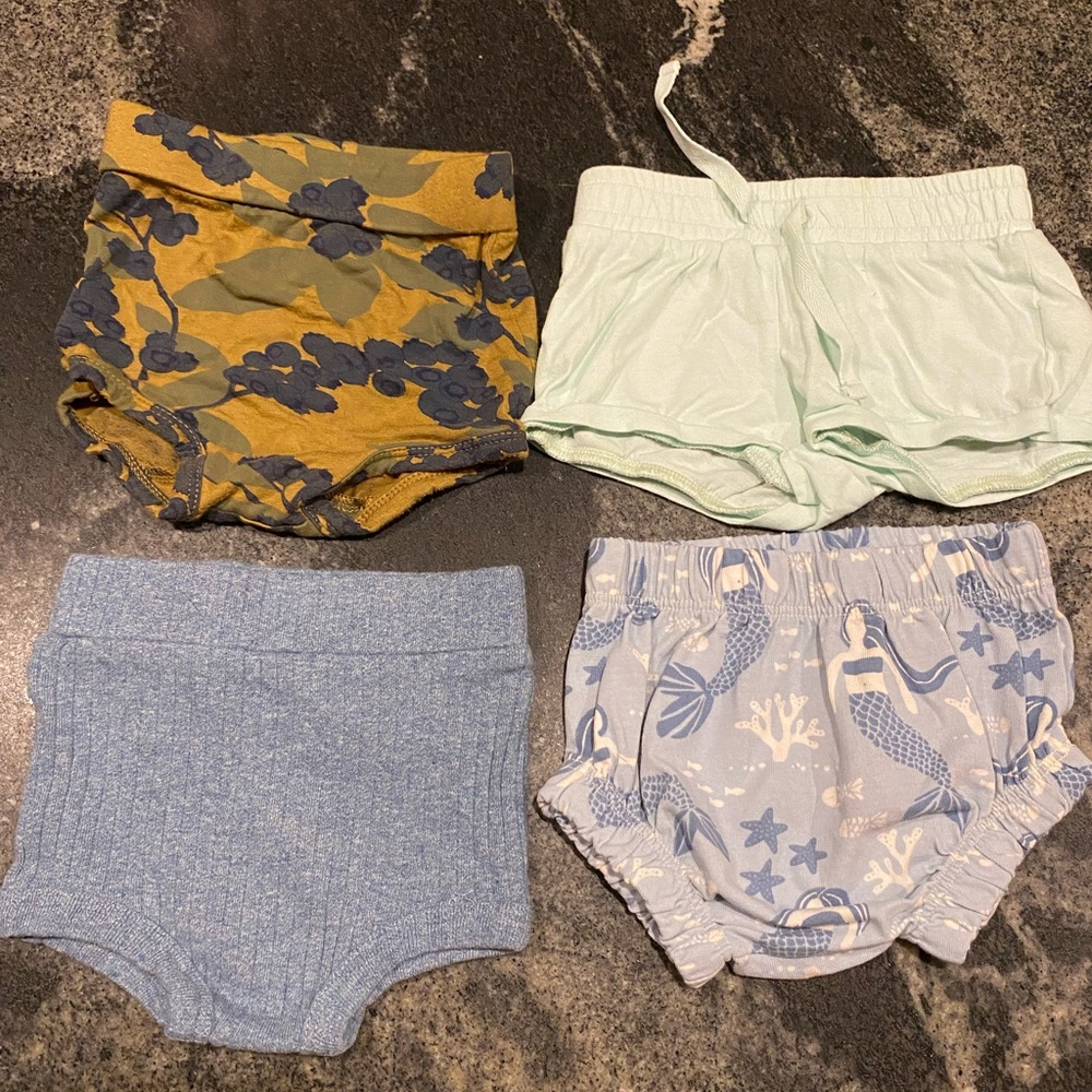 Lot 4 baby bloomers/shorts 0-3 mo